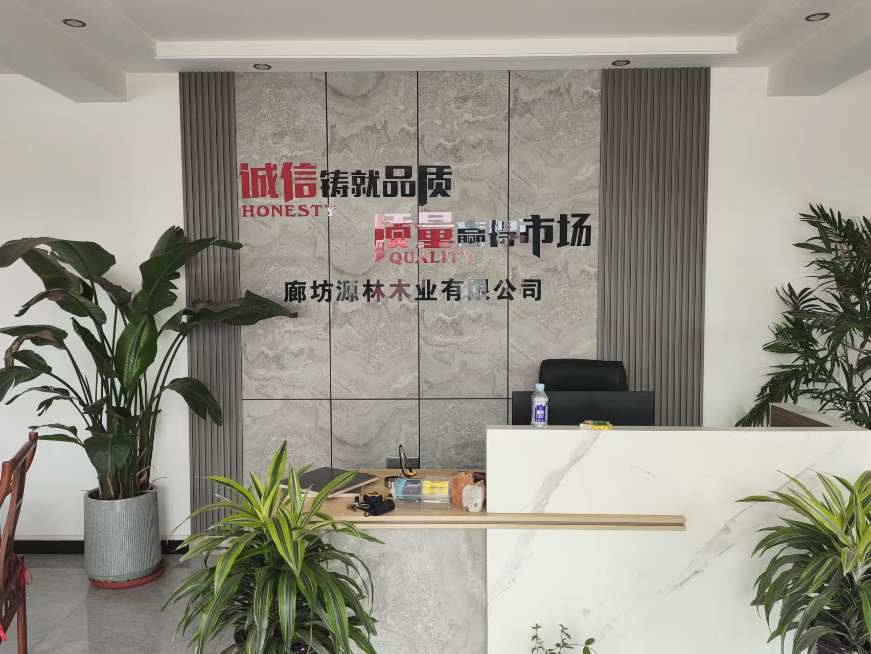 酒泉_建筑模板生產(chǎn)加工車間實景-建筑模板鋪裝冷壓工序